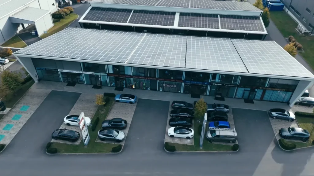 Gewerbeimmobilie mit Photovoltaik-Dach aus der Luft