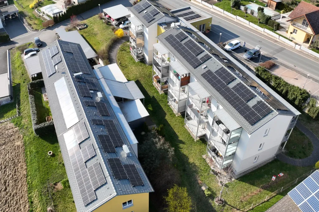 Wohnanlage mit Photovoltaik auf den Dächern
